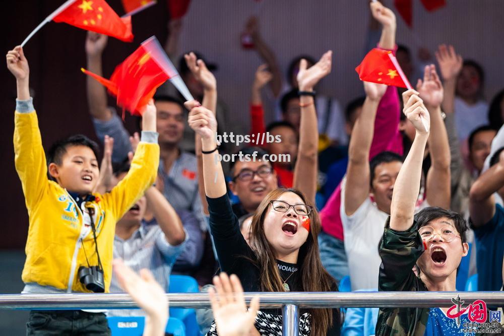 现场观众热情支持，中国女足球员备战精神饱满